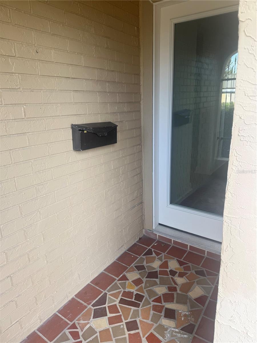 Entrance Atrium w/Mailbox