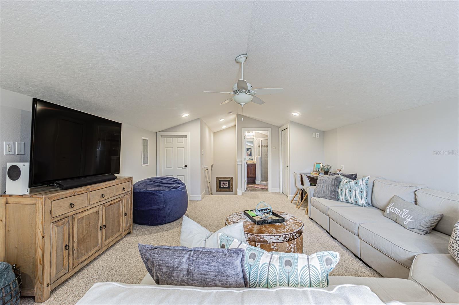 Upstairs Loft w/Bath