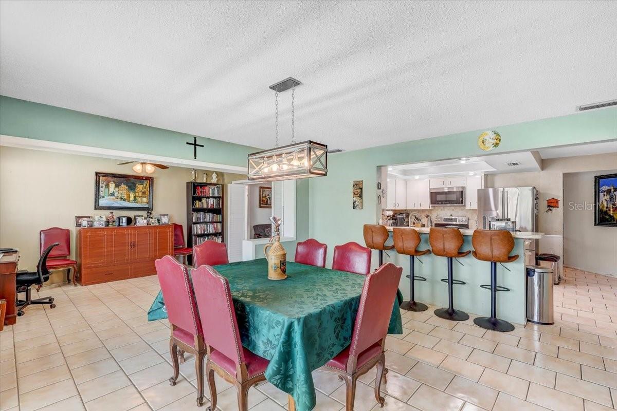 12137 ORANGE BLOSSOM DR, SEMINOLE, FL, 33772