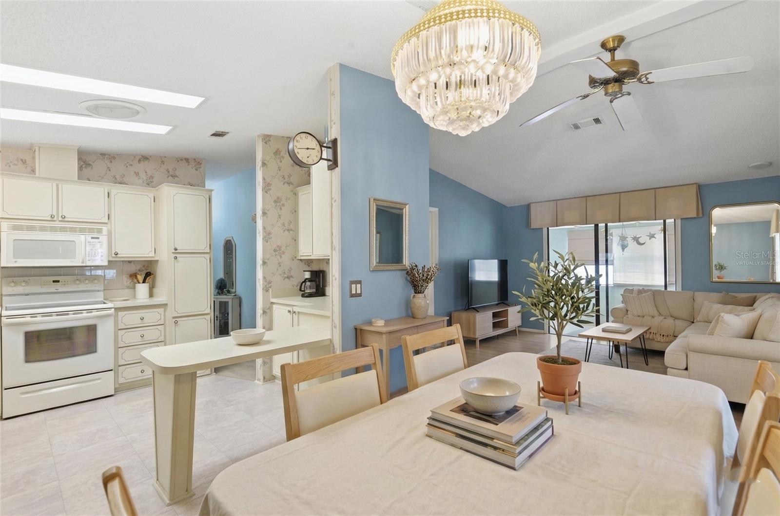 1537 DORAL CIR, LADY LAKE, FL, 32159