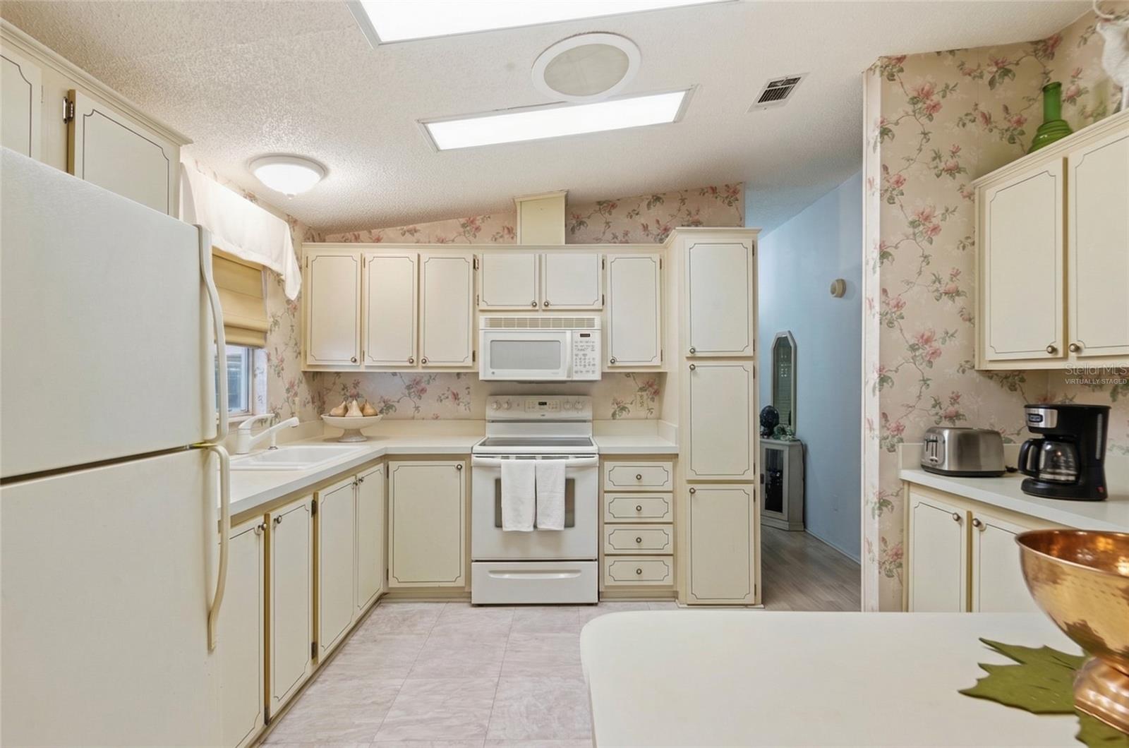 1537 DORAL CIR, LADY LAKE, FL, 32159