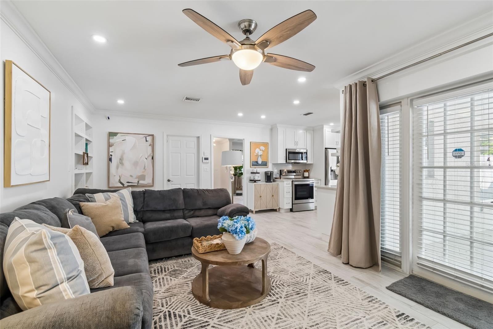 Open floorplan great for entertaining.