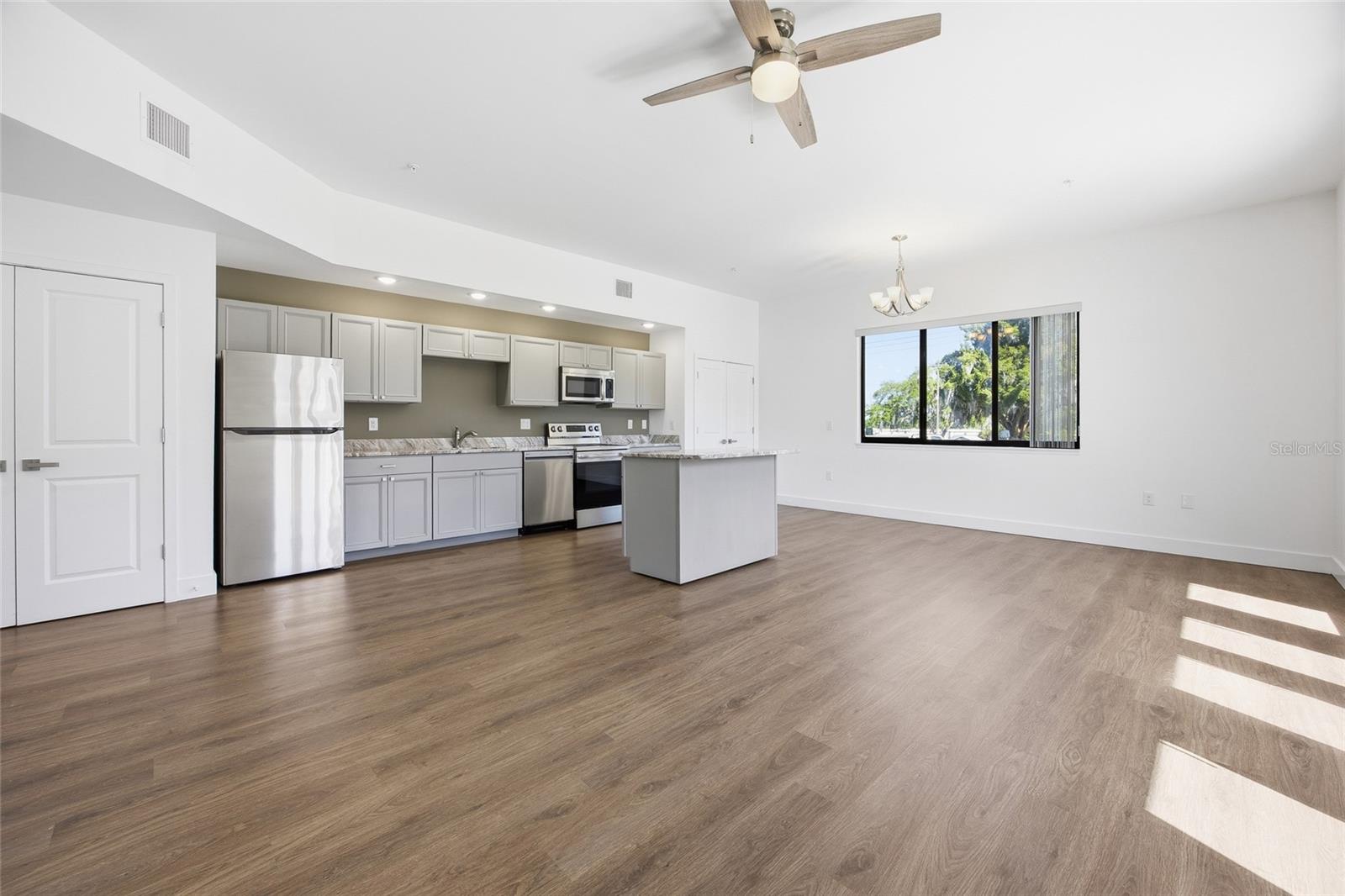 100 N DEWEY ST, EUSTIS, FL, 32726
