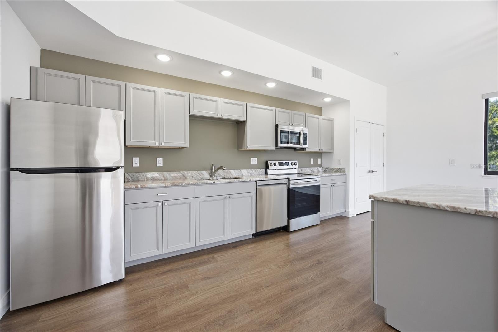 100 N DEWEY ST, EUSTIS, FL, 32726