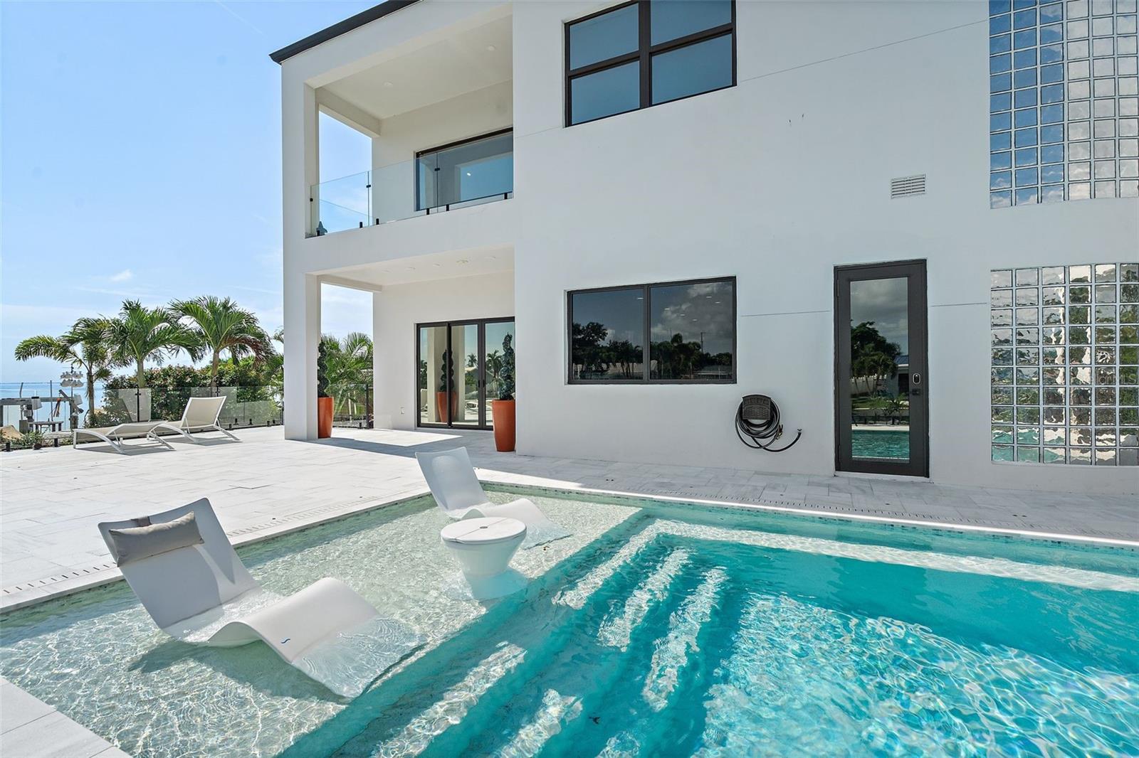 585 DOLPHIN AVE SE, ST PETERSBURG, FL, 33705