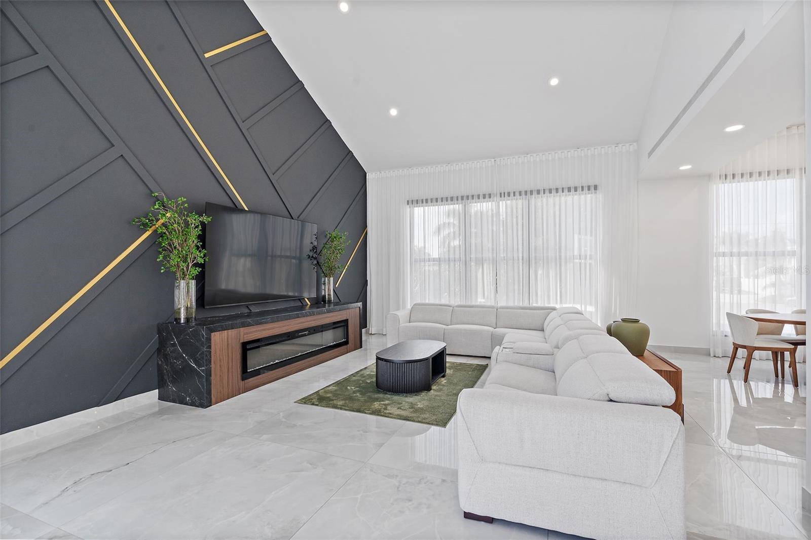 585 DOLPHIN AVE SE, ST PETERSBURG, FL, 33705