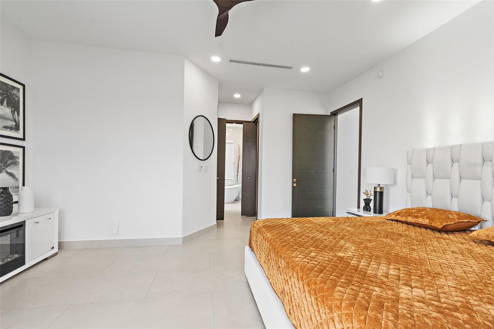 585 DOLPHIN AVE SE, ST PETERSBURG, FL, 33705