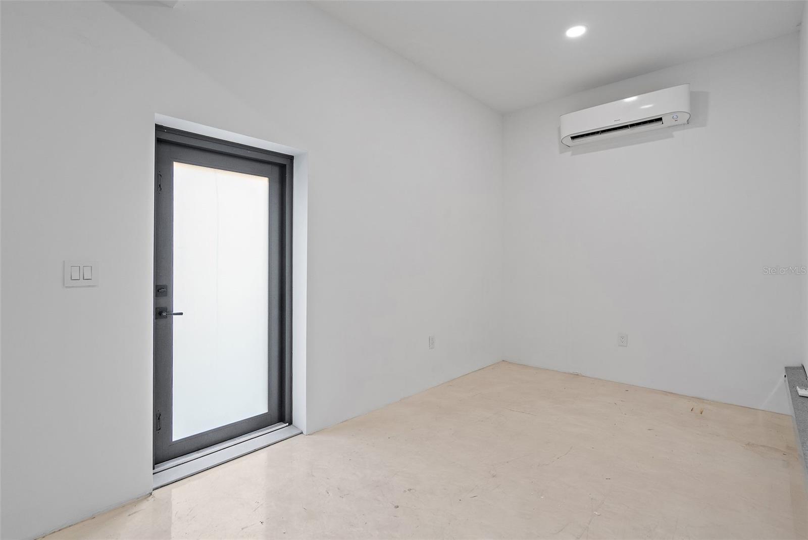 585 DOLPHIN AVE SE, ST PETERSBURG, FL, 33705