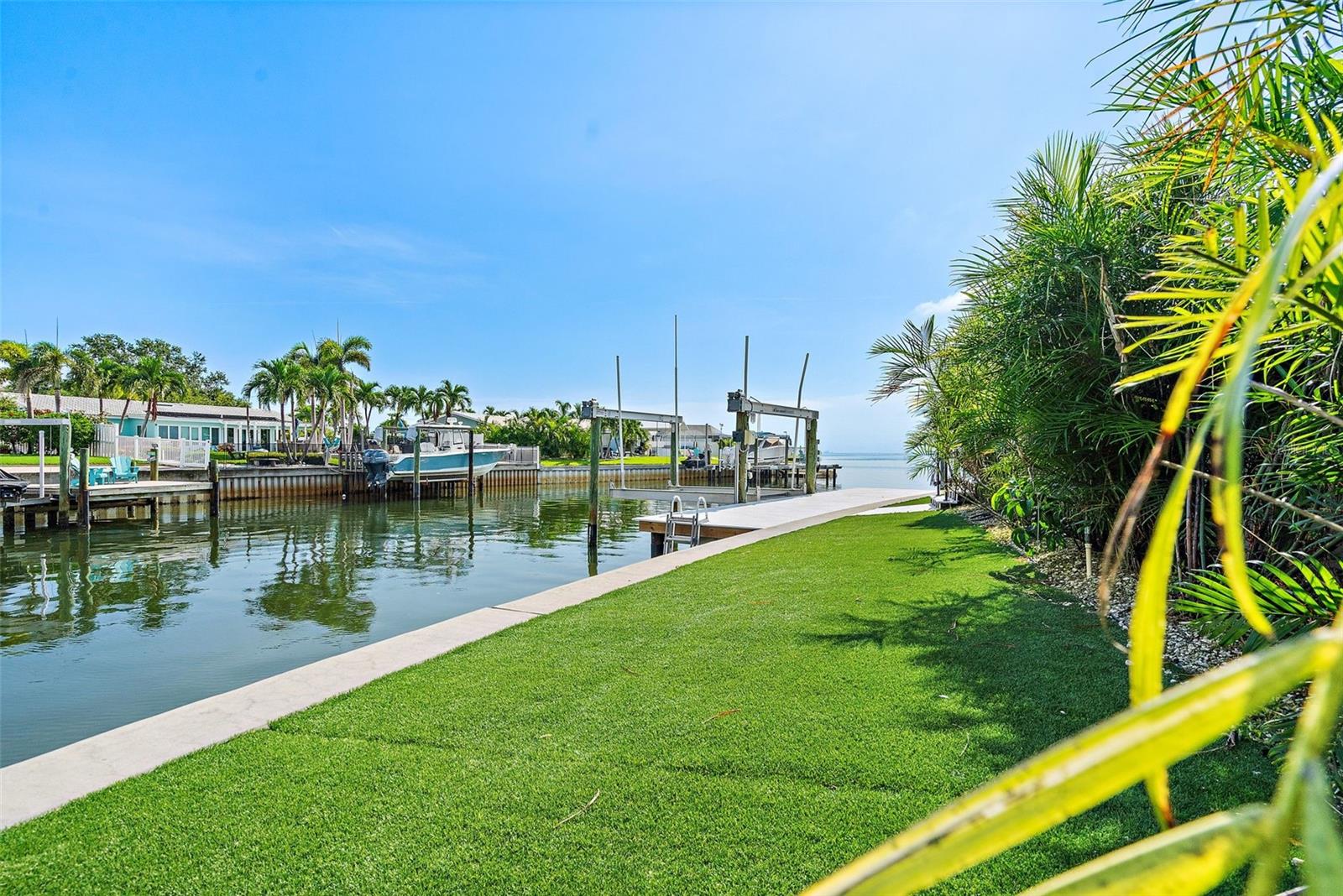 585 DOLPHIN AVE SE, ST PETERSBURG, FL, 33705