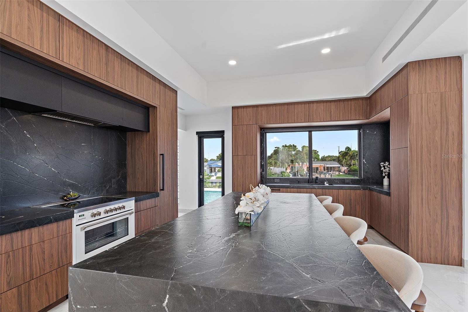 585 DOLPHIN AVE SE, ST PETERSBURG, FL, 33705