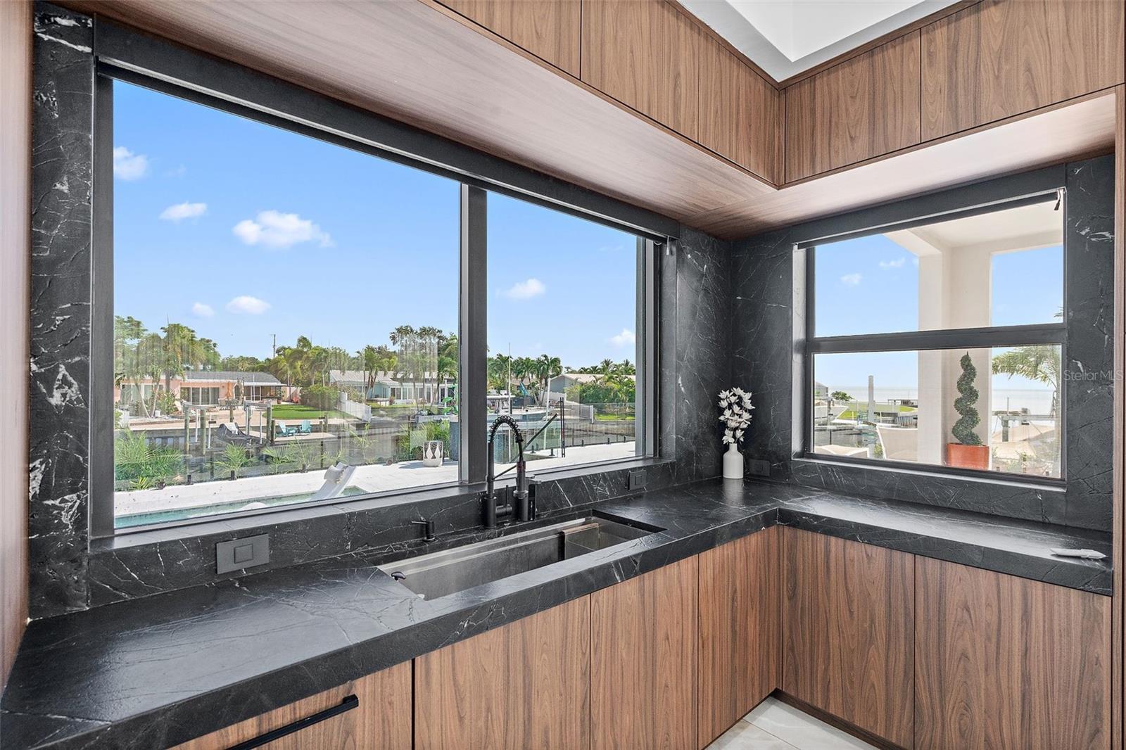 585 DOLPHIN AVE SE, ST PETERSBURG, FL, 33705