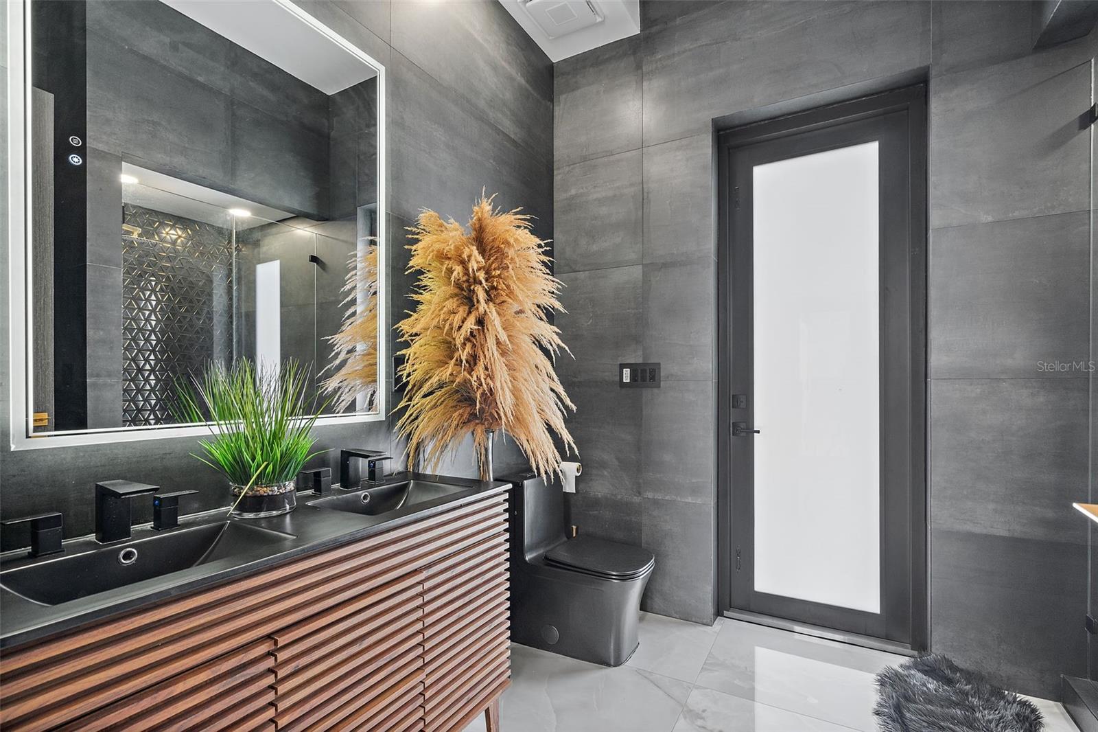 585 DOLPHIN AVE SE, ST PETERSBURG, FL, 33705