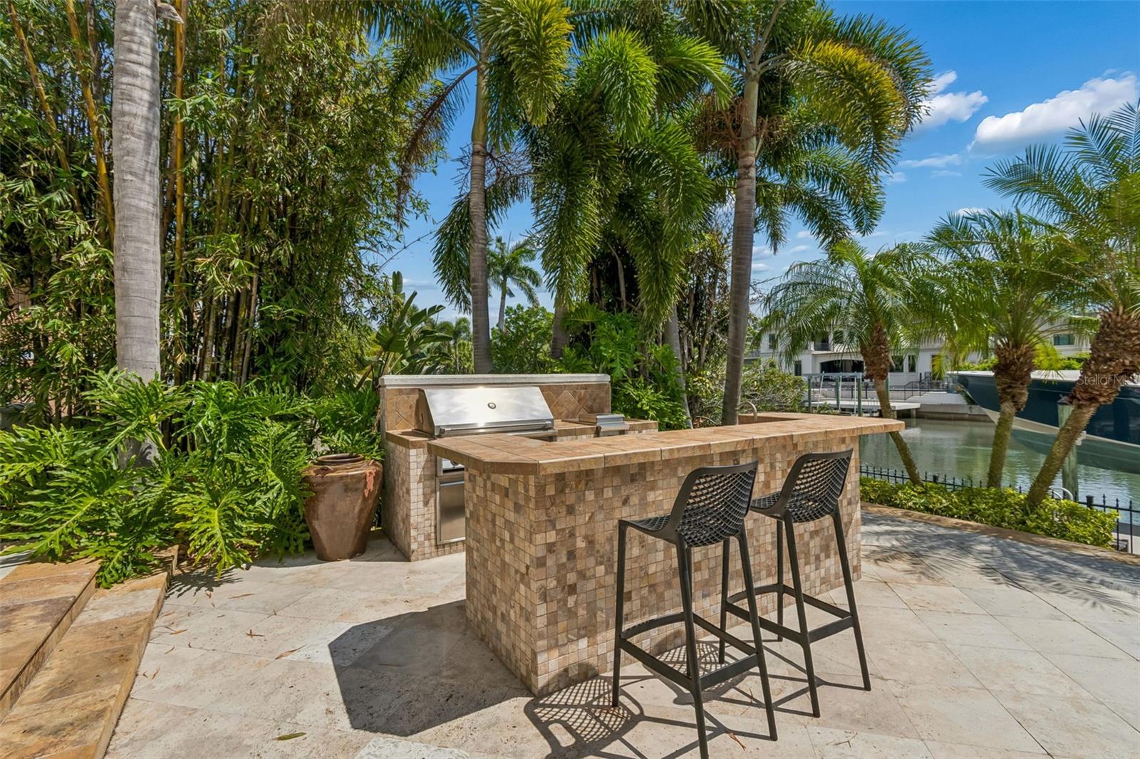 OUTDOOR KITCHEN