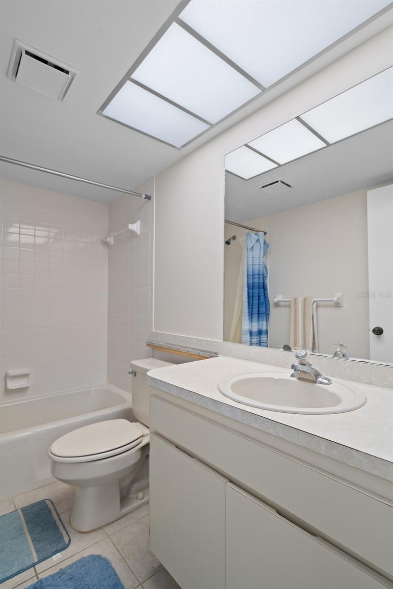 Guest bath with tub/shower