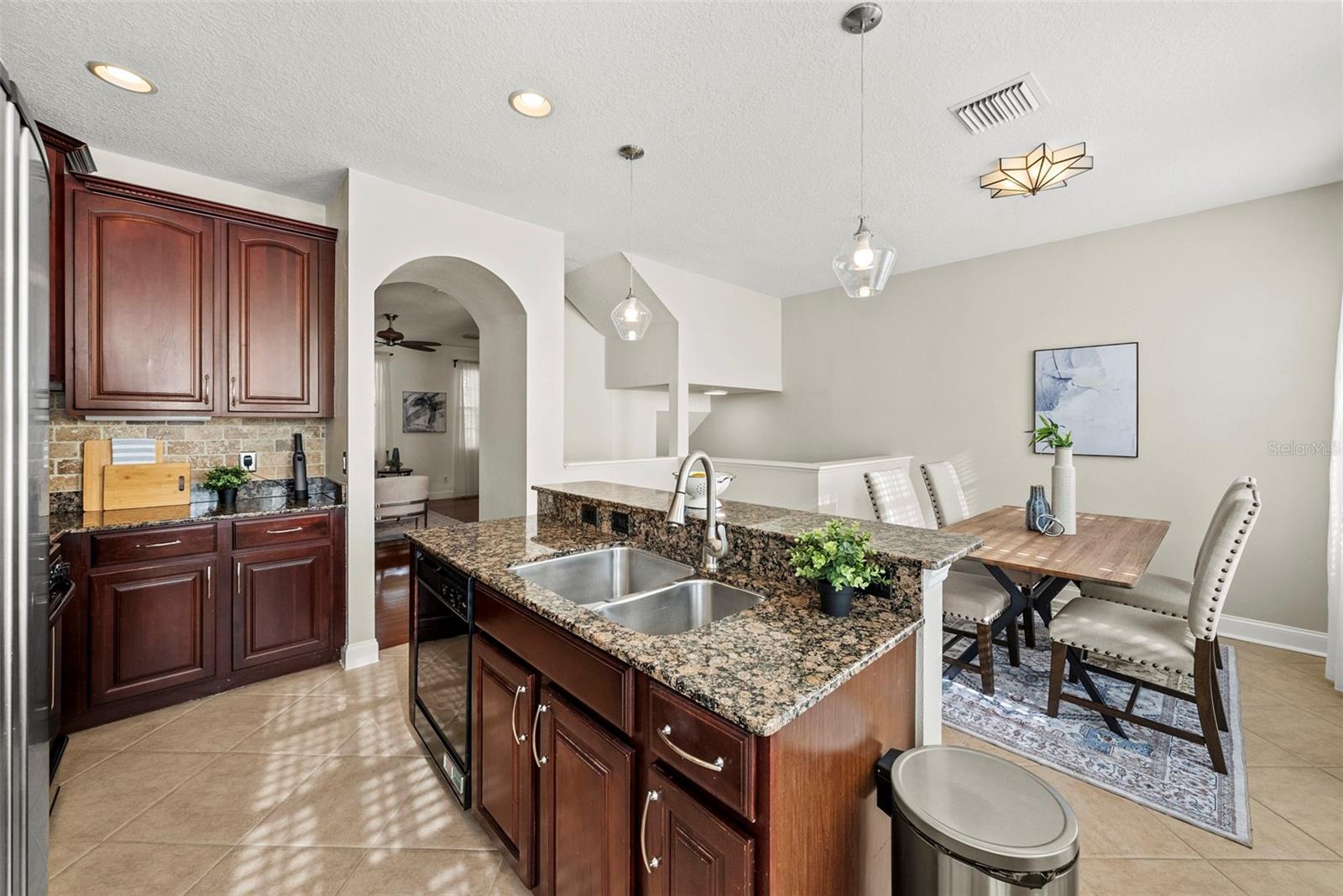 3044 POINTEVIEW DR, TAMPA, FL, 33611