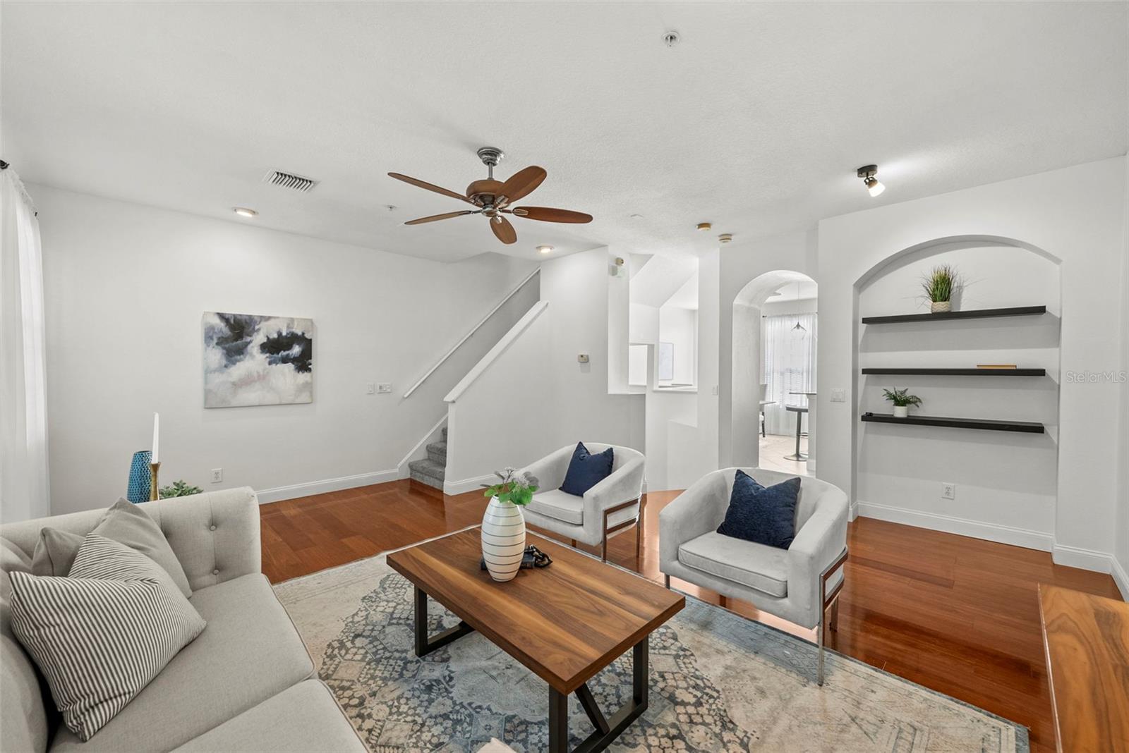 3044 POINTEVIEW DR, TAMPA, FL, 33611