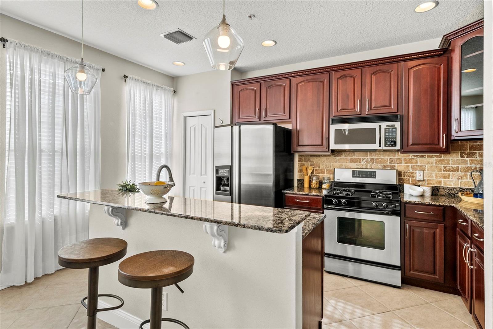 3044 POINTEVIEW DR, TAMPA, FL, 33611