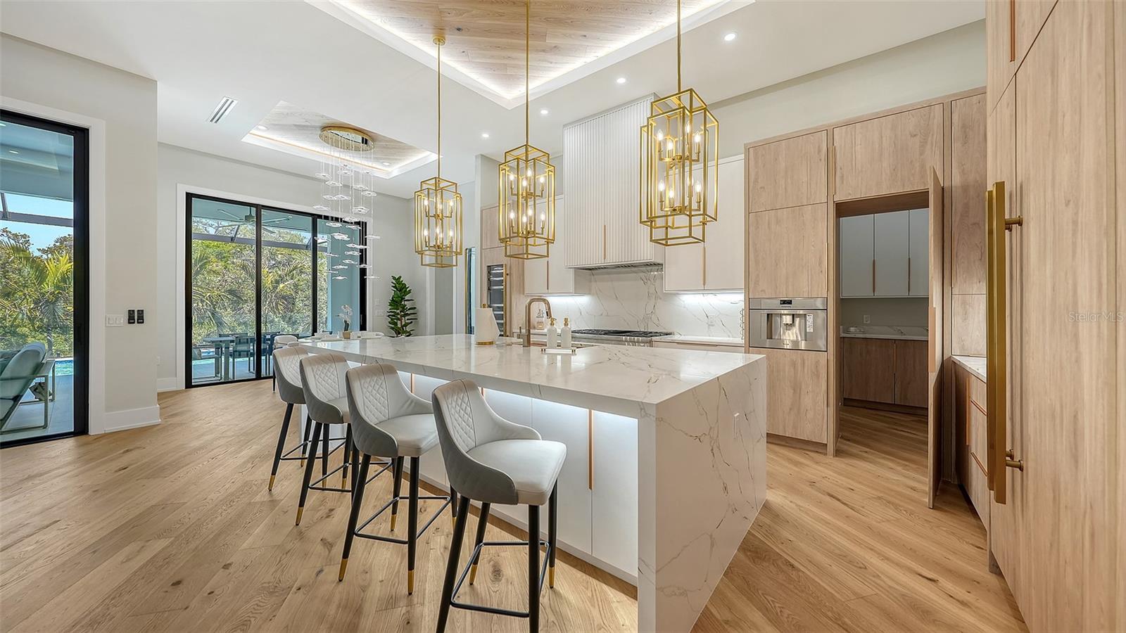 413 ISLAND CIR, SARASOTA, FL, 34242