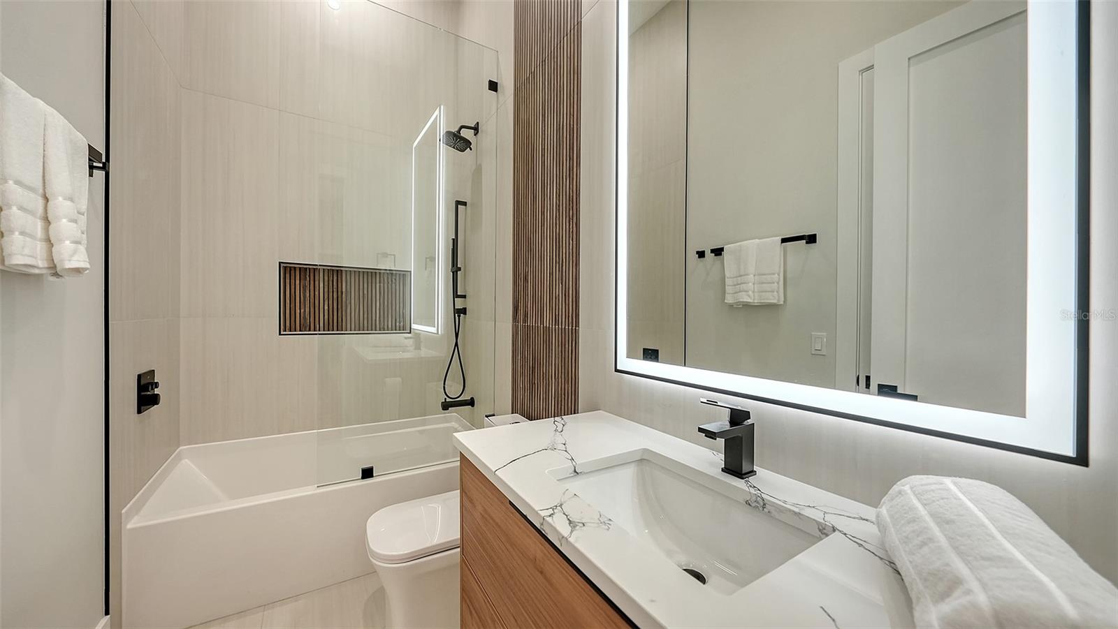 413 ISLAND CIR, SARASOTA, FL, 34242