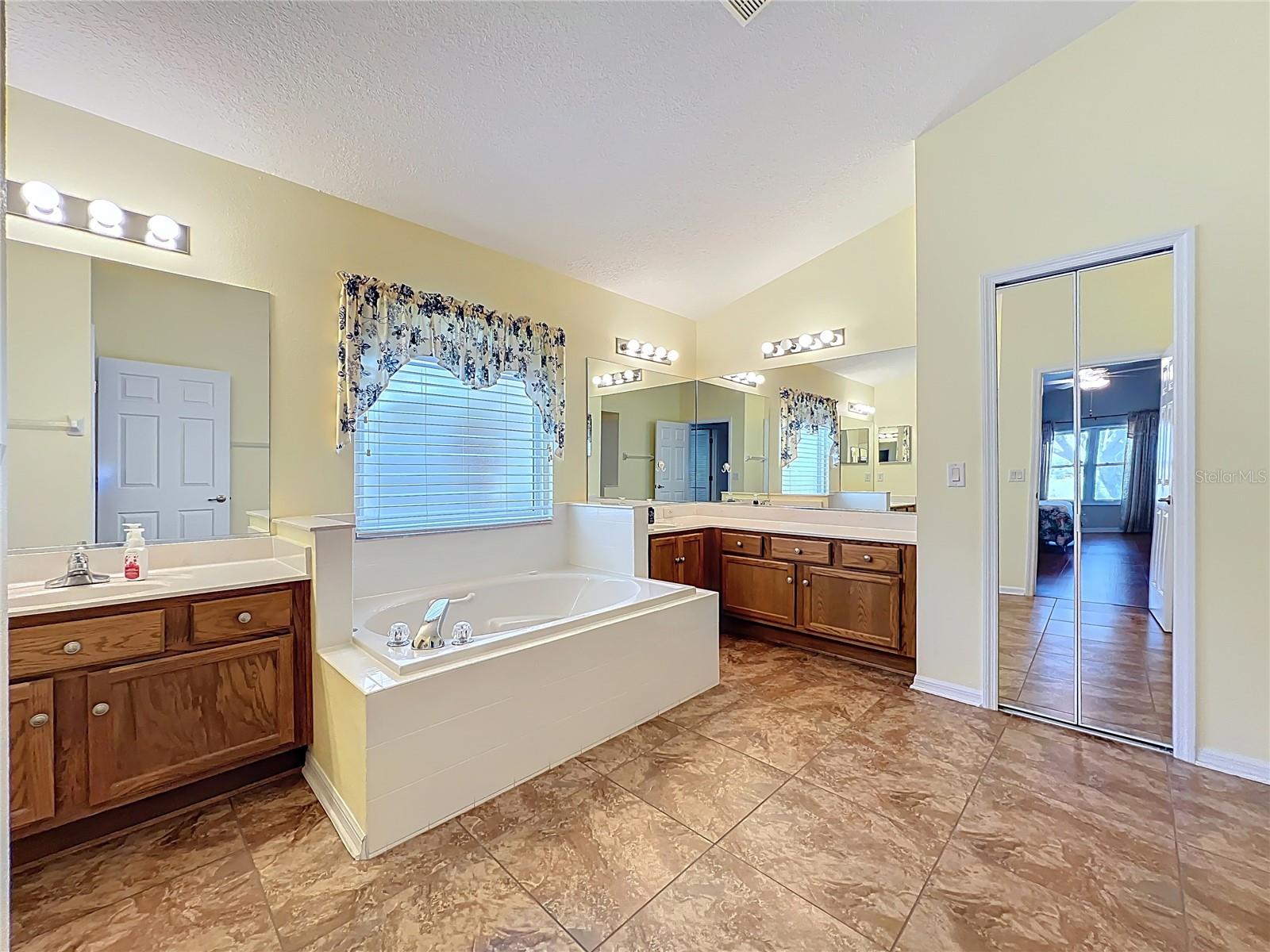 4822 SAWGRASS LAKE CIR, LEESBURG, FL, 34748