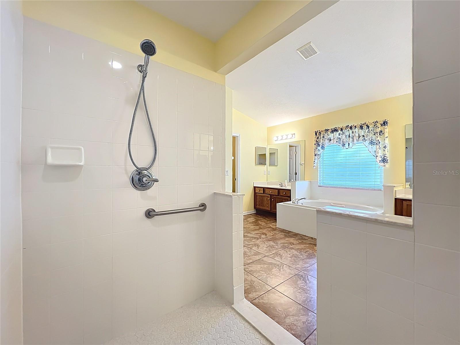 4822 SAWGRASS LAKE CIR, LEESBURG, FL, 34748