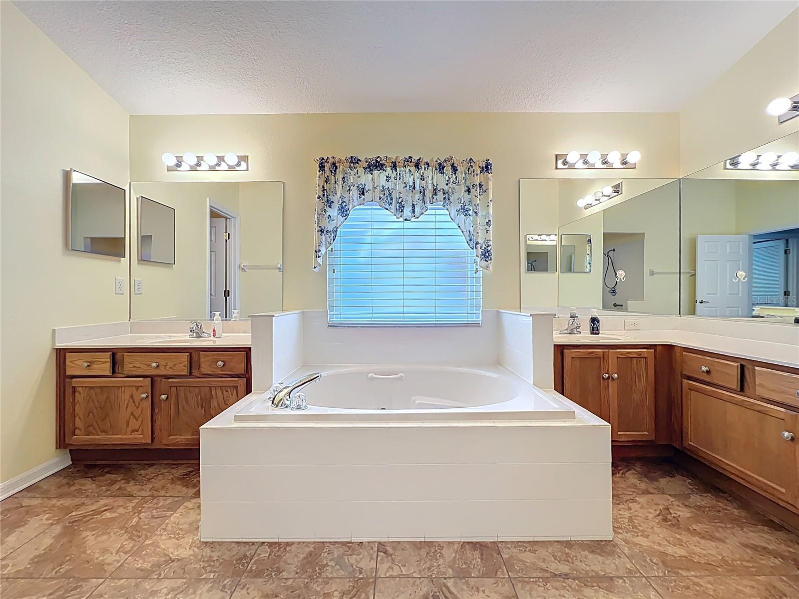 4822 SAWGRASS LAKE CIR, LEESBURG, FL, 34748