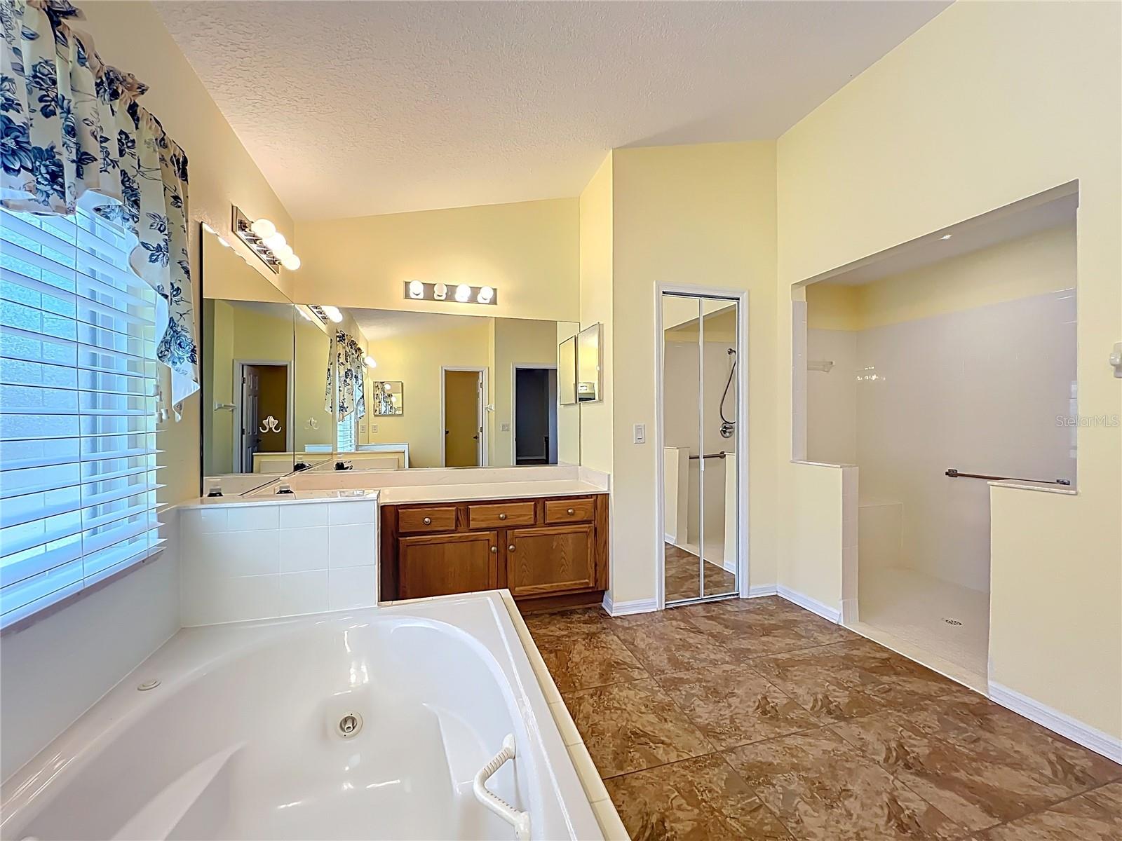 4822 SAWGRASS LAKE CIR, LEESBURG, FL, 34748