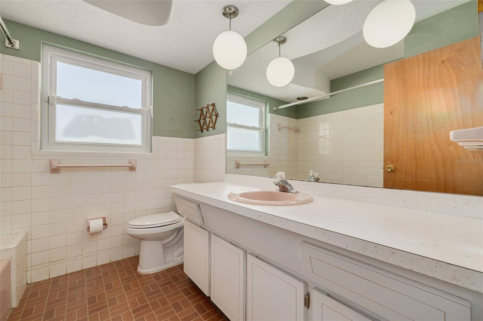 Guest Bathroom with Tub
