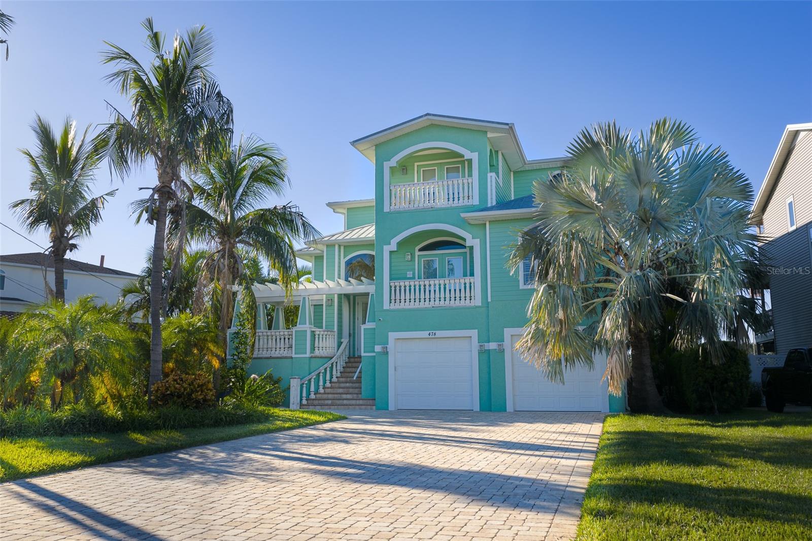 A tribute to refined and elevated living on the waterfront.