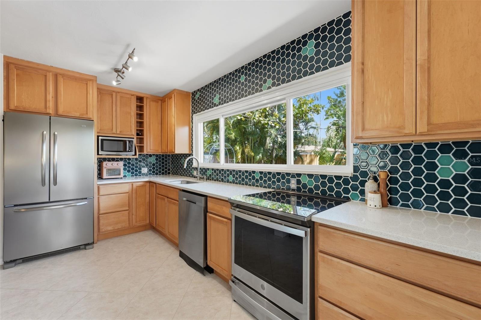 811 BAY VISTA BLVD S, ST PETERSBURG, FL, 33705