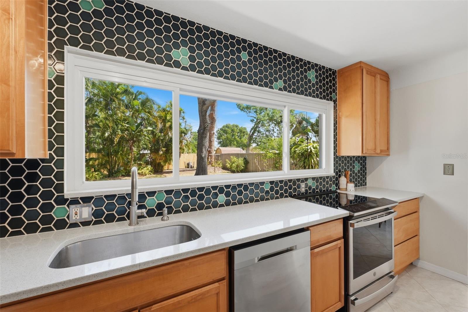 811 BAY VISTA BLVD S, ST PETERSBURG, FL, 33705
