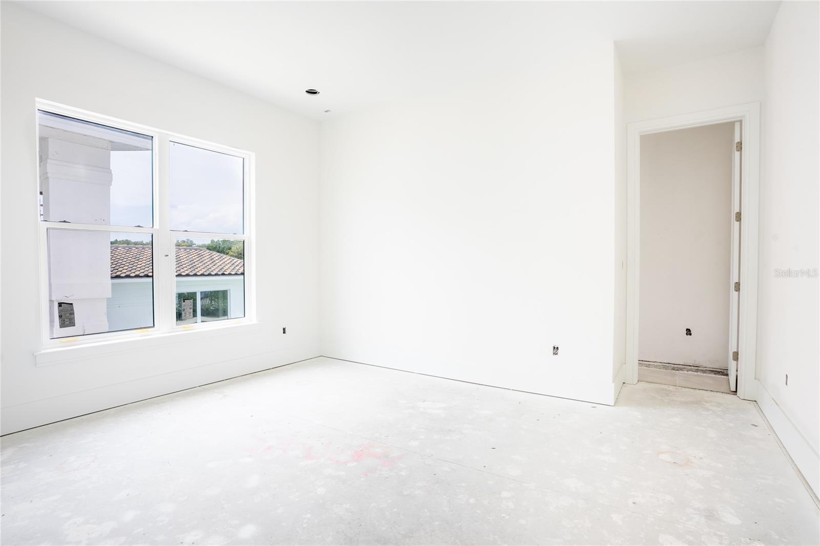 Downstairs bedroom with en-suite bathroom
