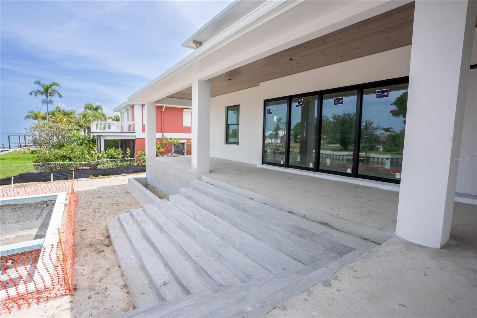 Steps down to the pool