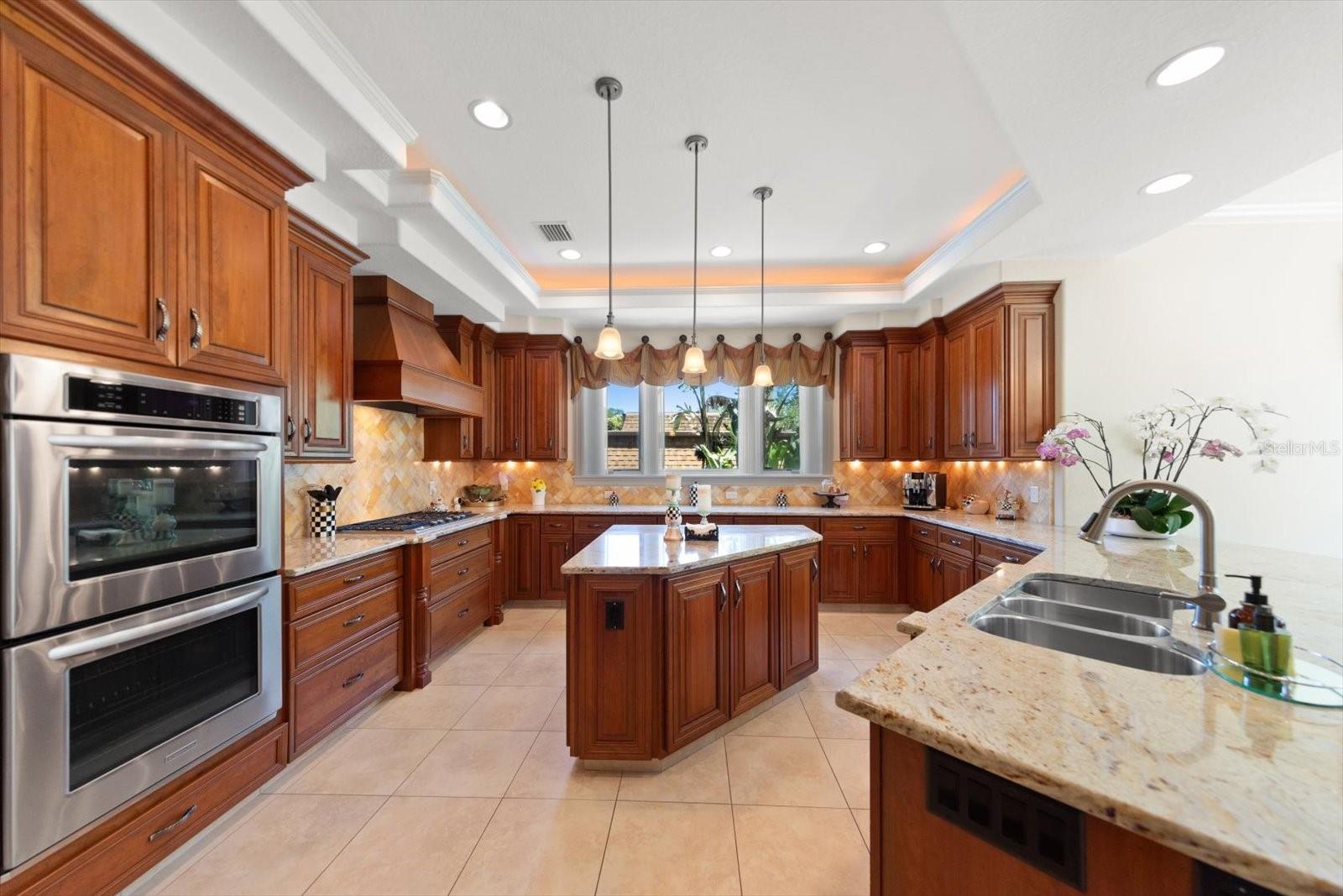 305 EASTLEIGH DR, BELLEAIR, FL, 33756
