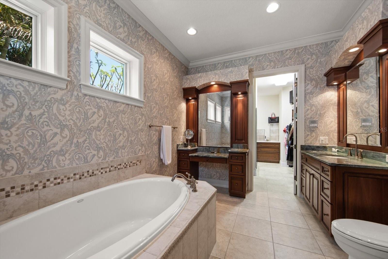 305 EASTLEIGH DR, BELLEAIR, FL, 33756