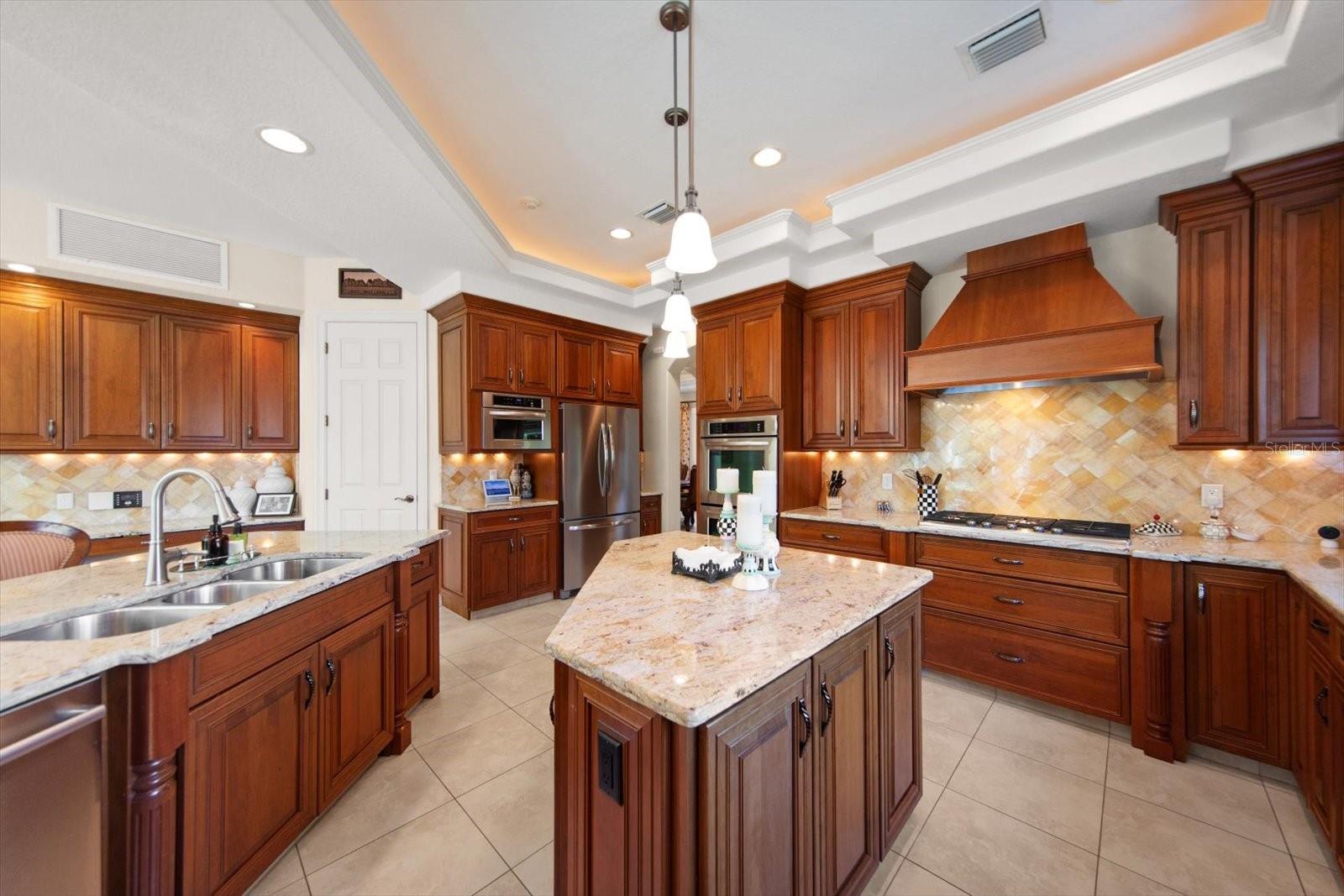 305 EASTLEIGH DR, BELLEAIR, FL, 33756