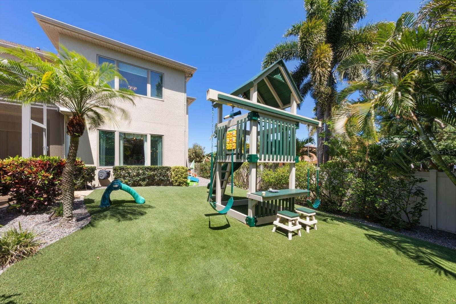 305 EASTLEIGH DR, BELLEAIR, FL, 33756