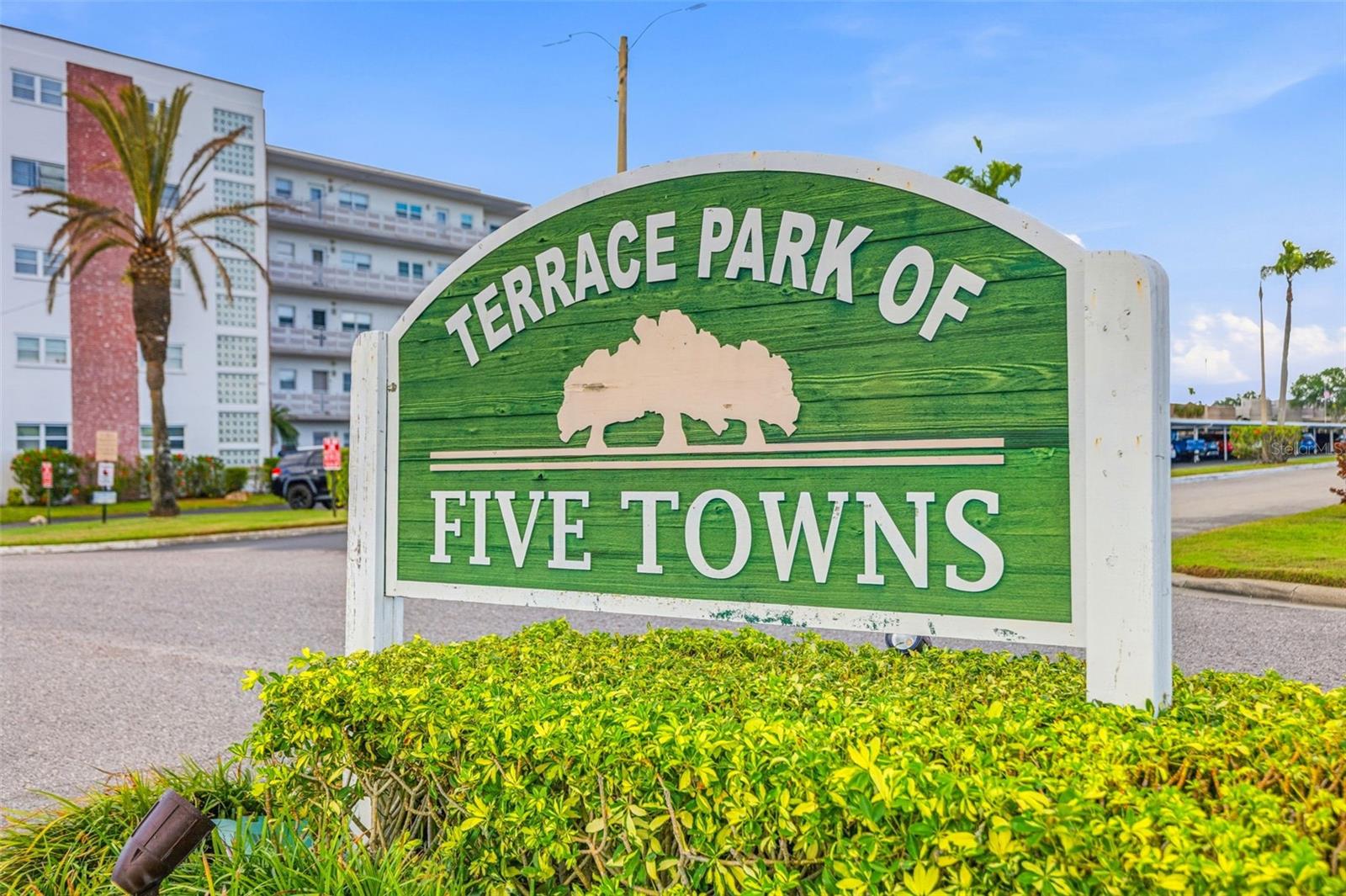 Entrance sign for Five Towns St. Petersburg