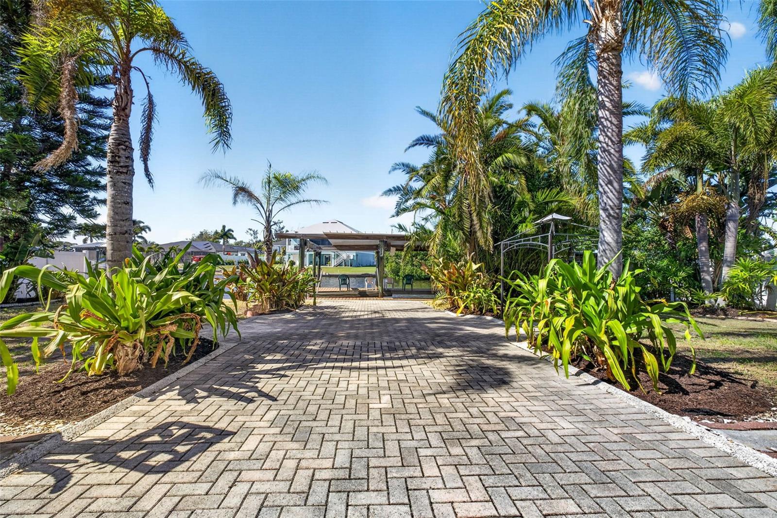 821 BLUE HERON BLVD, RUSKIN, FL, 33570