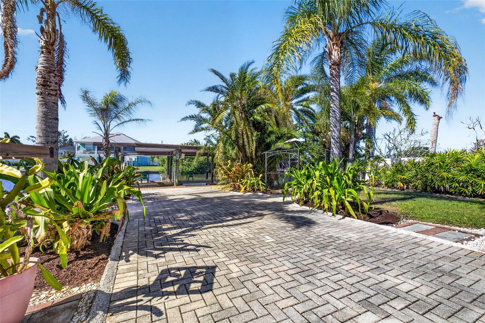 821 BLUE HERON BLVD, RUSKIN, FL, 33570