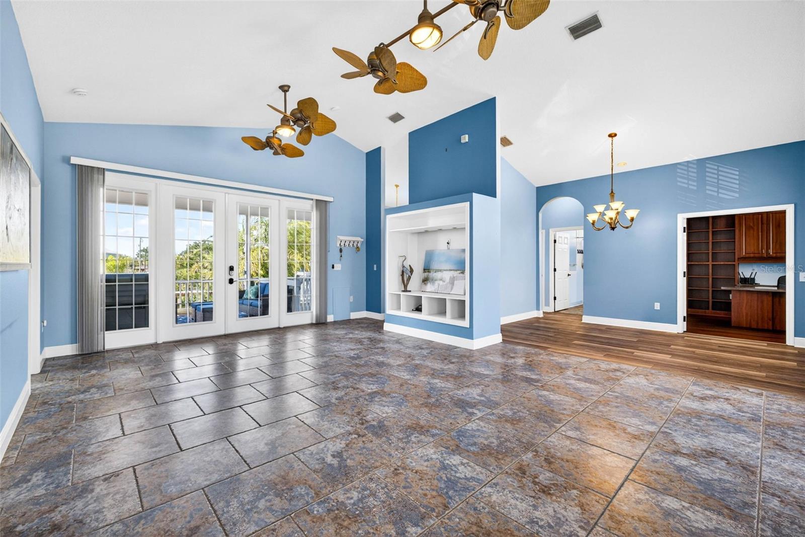 821 BLUE HERON BLVD, RUSKIN, FL, 33570