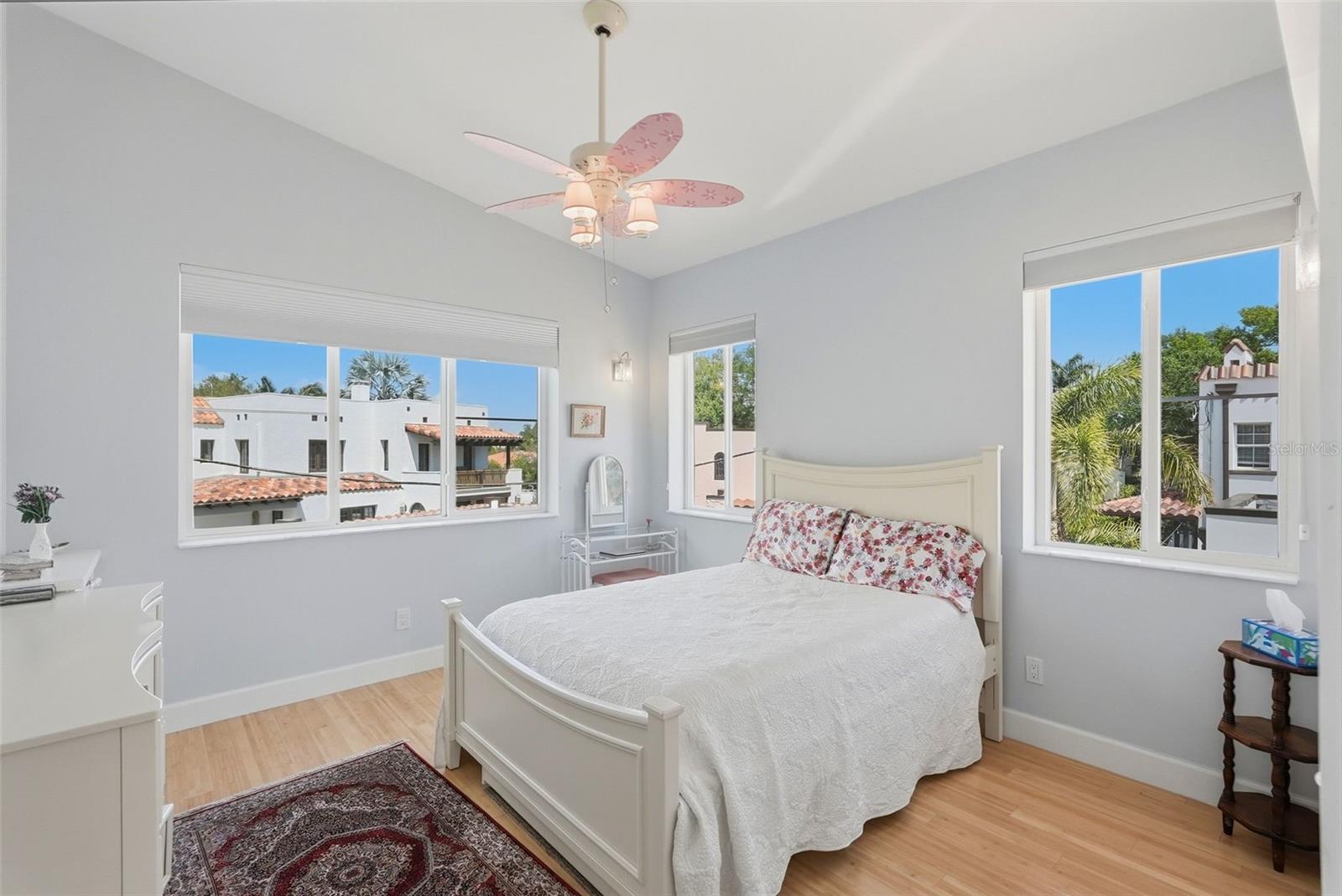 125 23RD AVE NE, ST PETERSBURG, FL, 33704