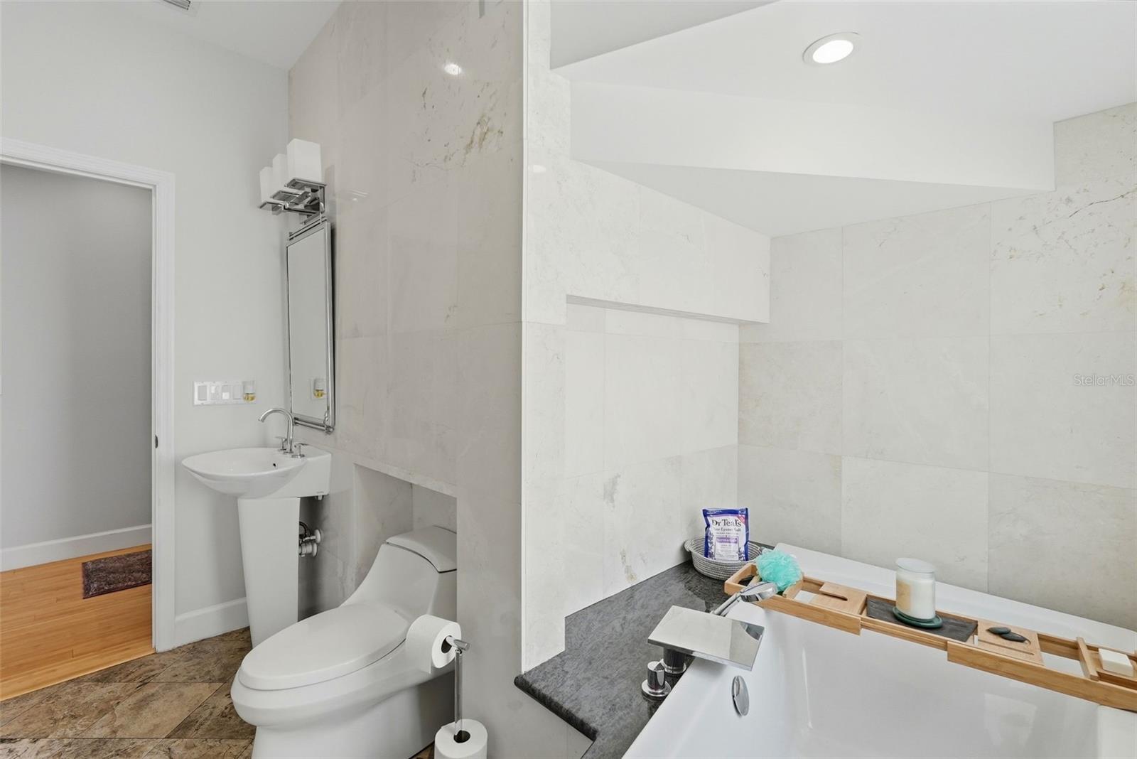 125 23RD AVE NE, ST PETERSBURG, FL, 33704