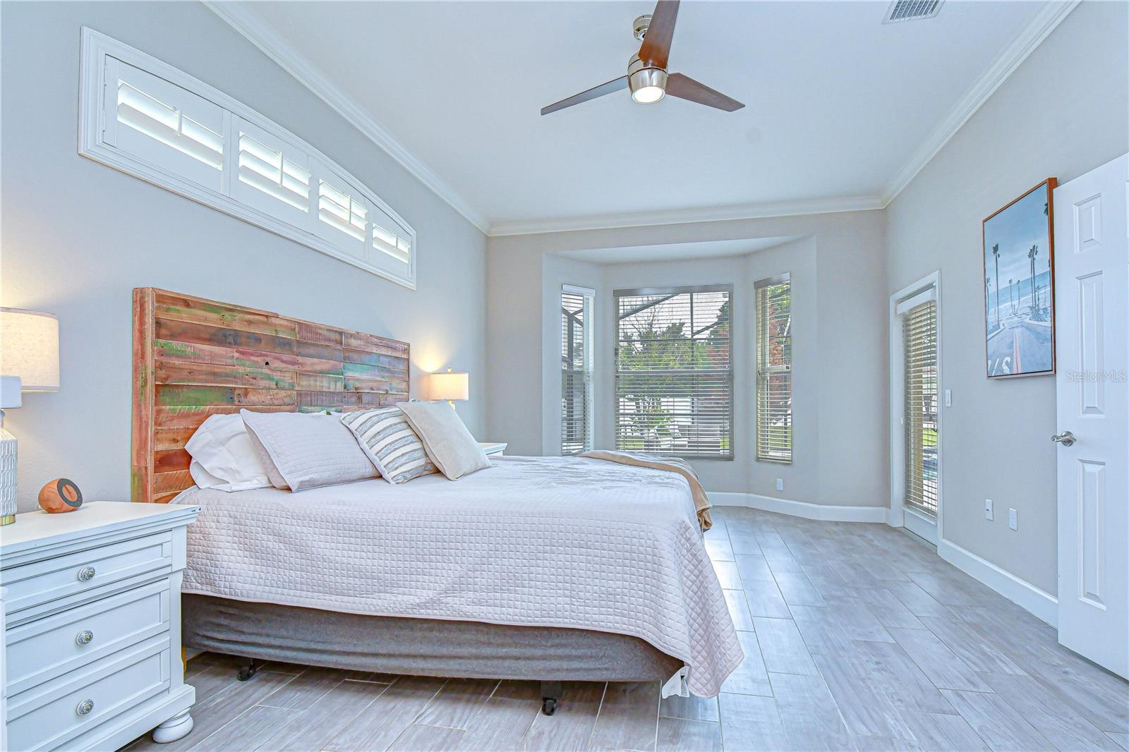 Bay windows and lanai access.