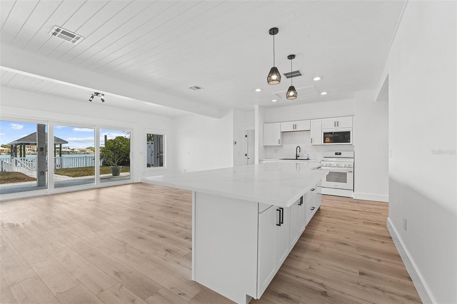 845 BAY ESPLANADE, CLEARWATER BEACH, FL, 33767