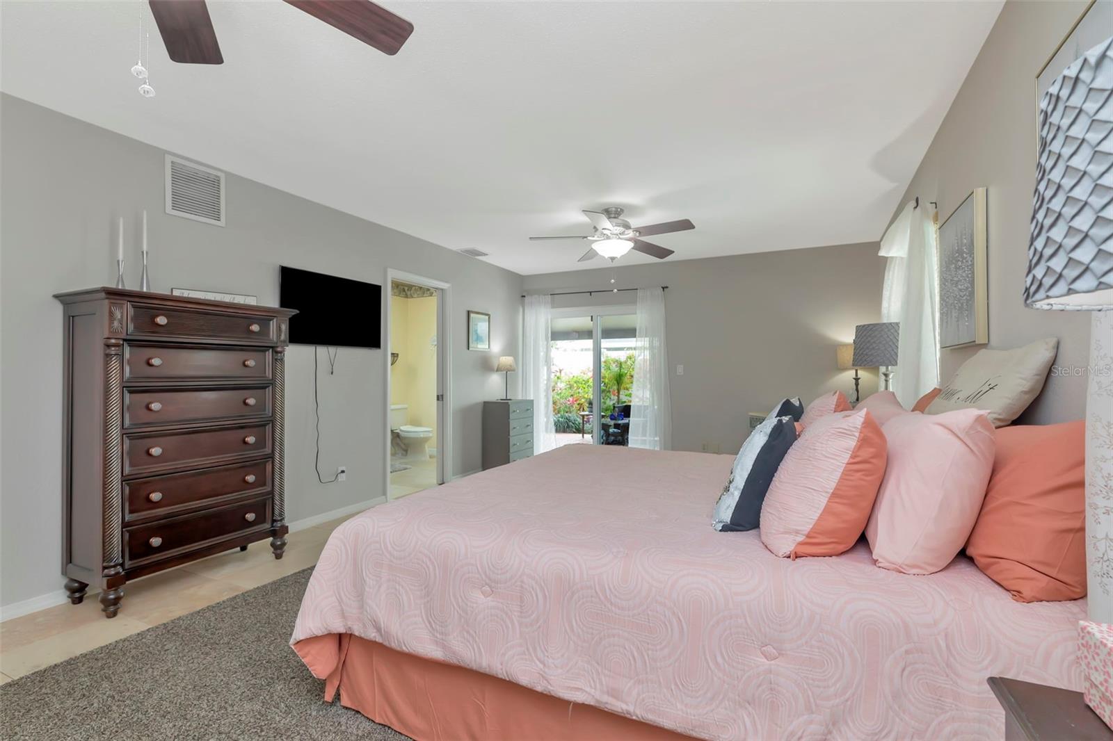 8233 FOREST CIR, SEMINOLE, FL, 33776