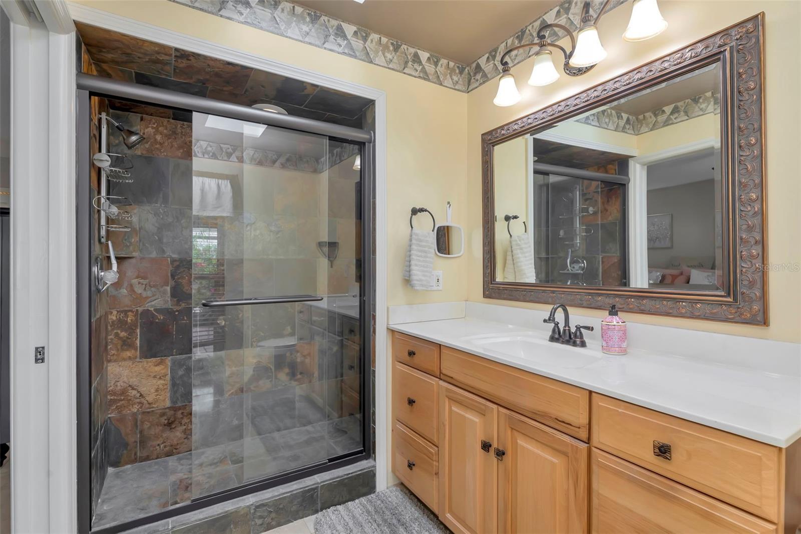 8233 FOREST CIR, SEMINOLE, FL, 33776