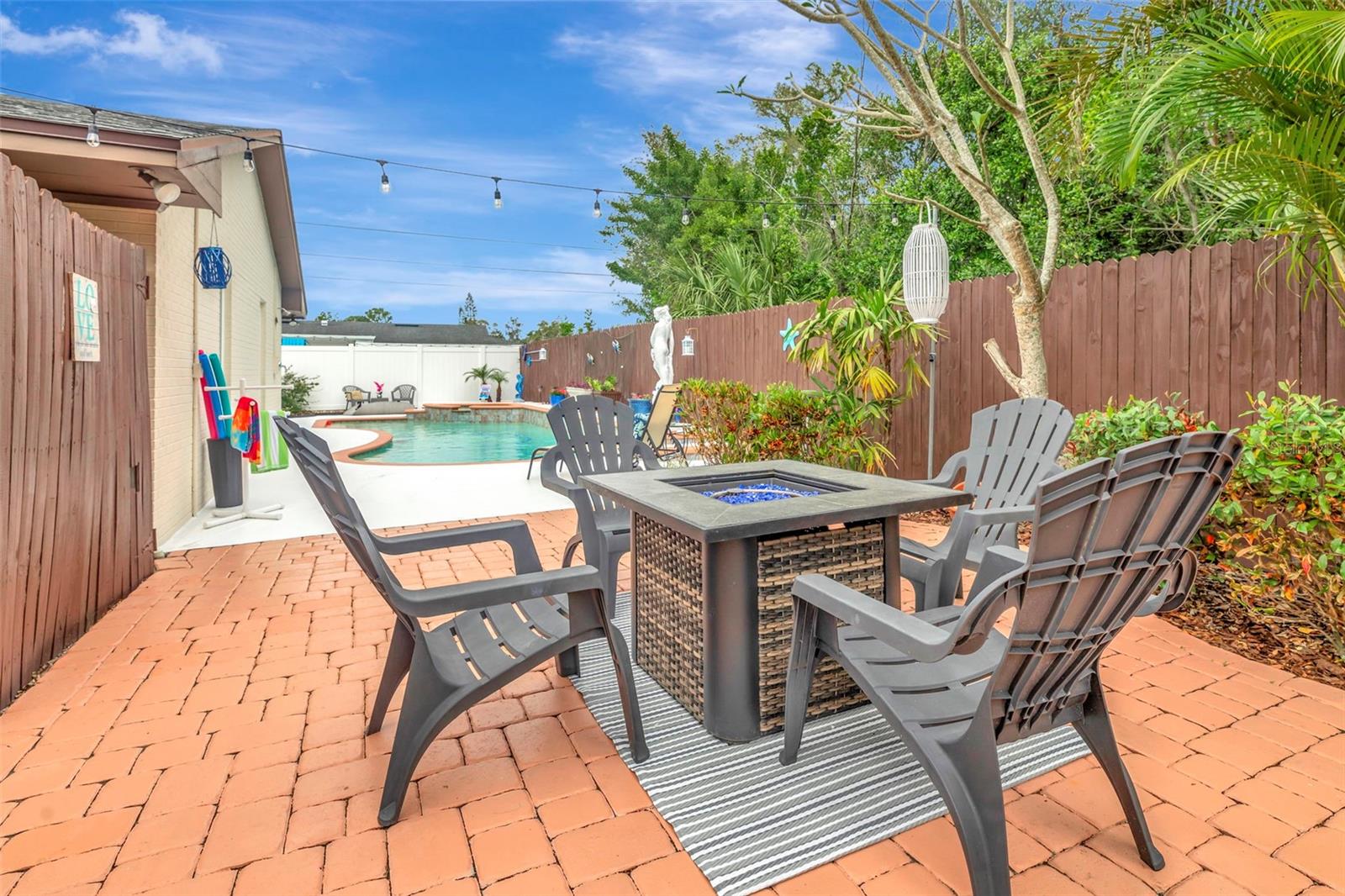 8233 FOREST CIR, SEMINOLE, FL, 33776