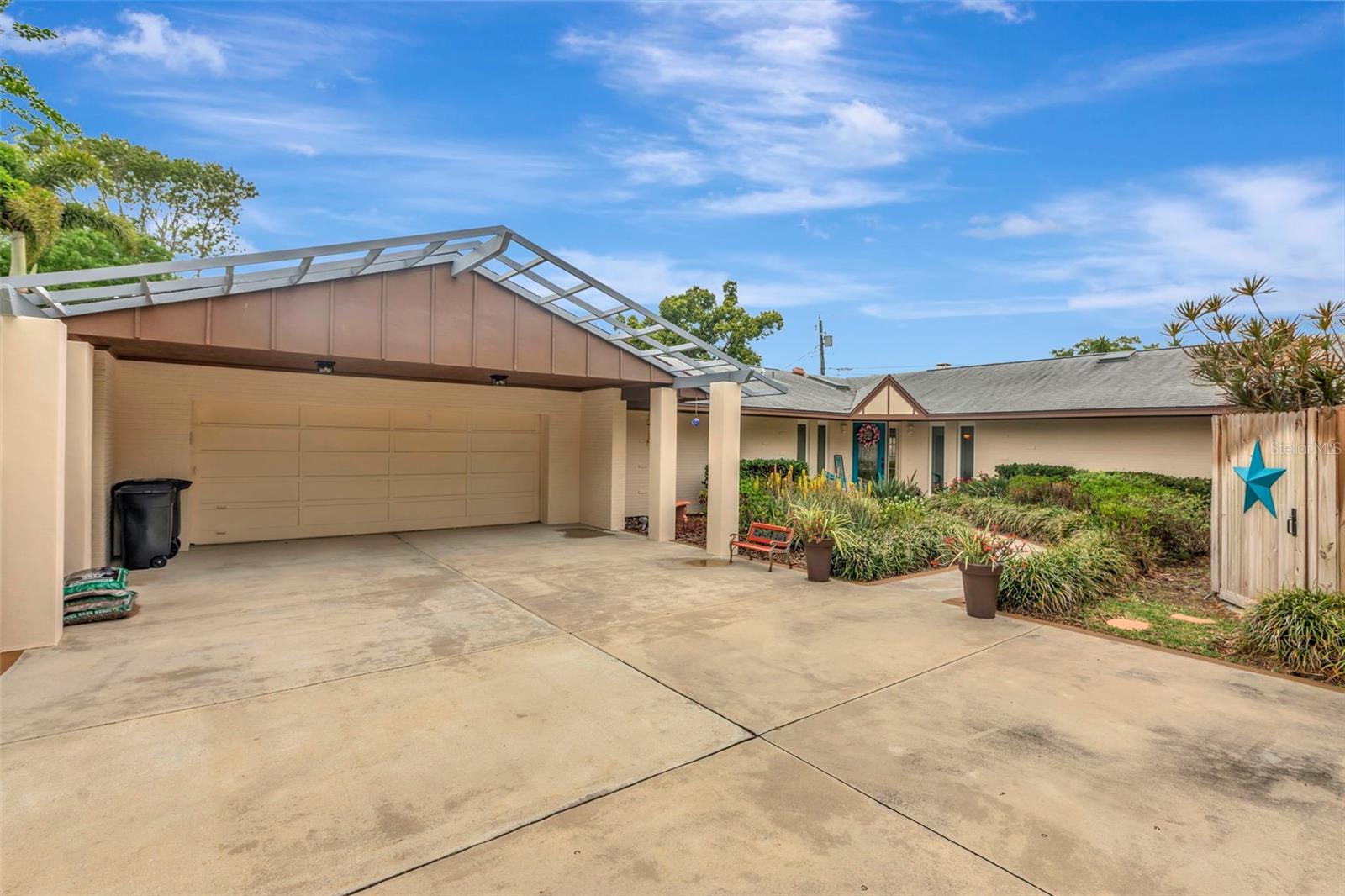 8233 FOREST CIR, SEMINOLE, FL, 33776
