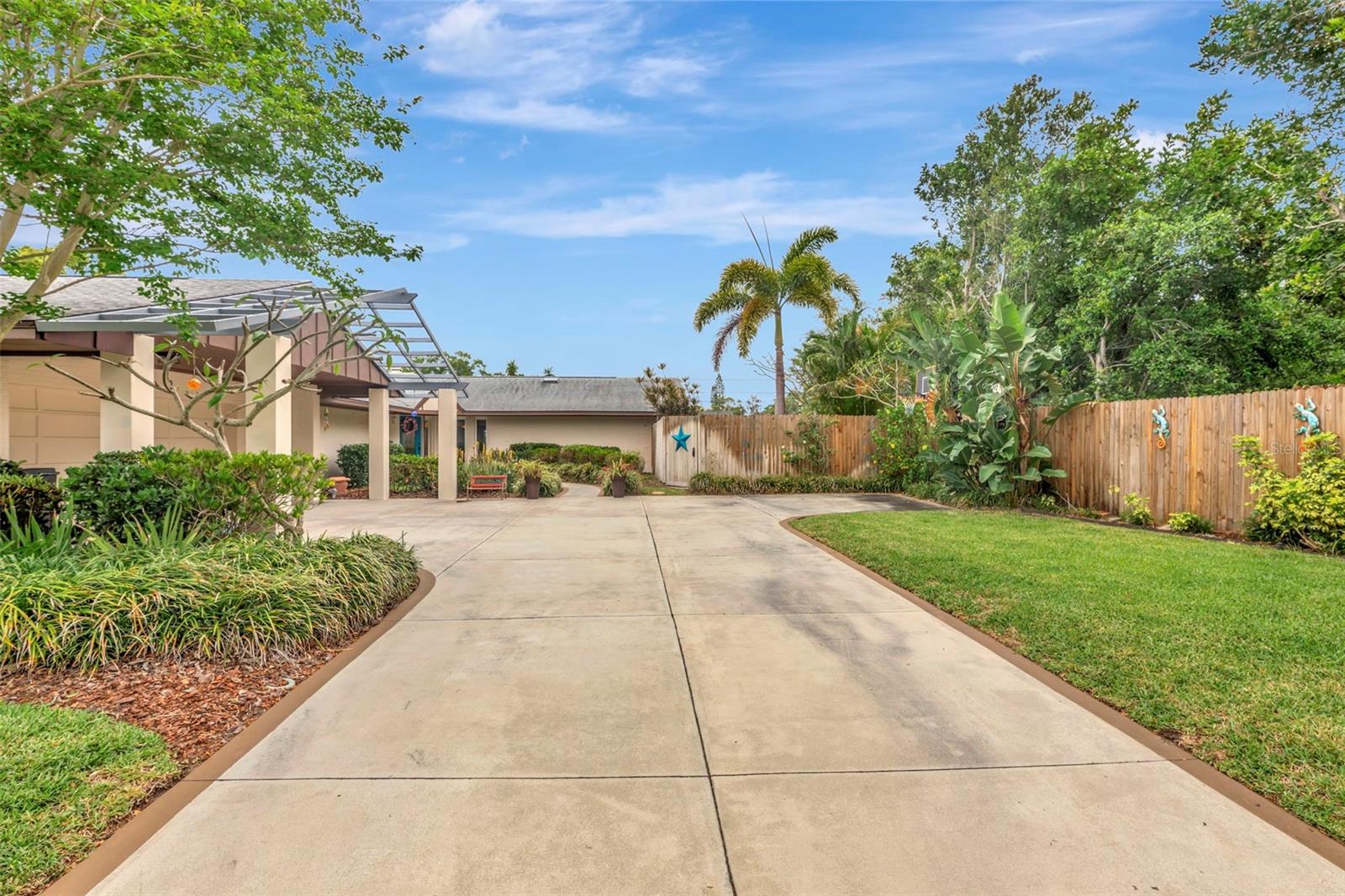 8233 FOREST CIR, SEMINOLE, FL, 33776